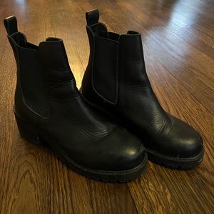 URBAN OUTFITTERS - Black Leather Chelsea Boots Size 6.5
